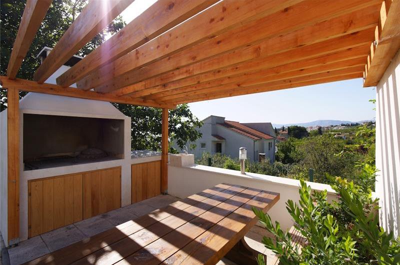 4 Bedroom Seaside Villa with Heated Pool in Podstrana, sleeps 9-10