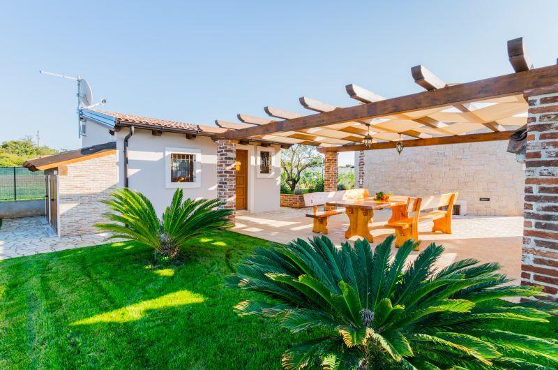 1 Bedroom Villa with Annexe and Pool near Pula, sleeps 2-4