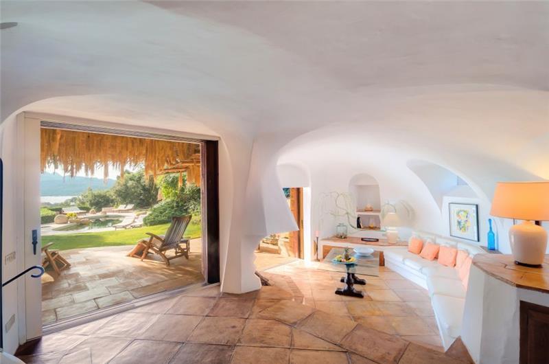 4 Bedroom Villa with Pool in seaside Capriccioli, Sleeps 8