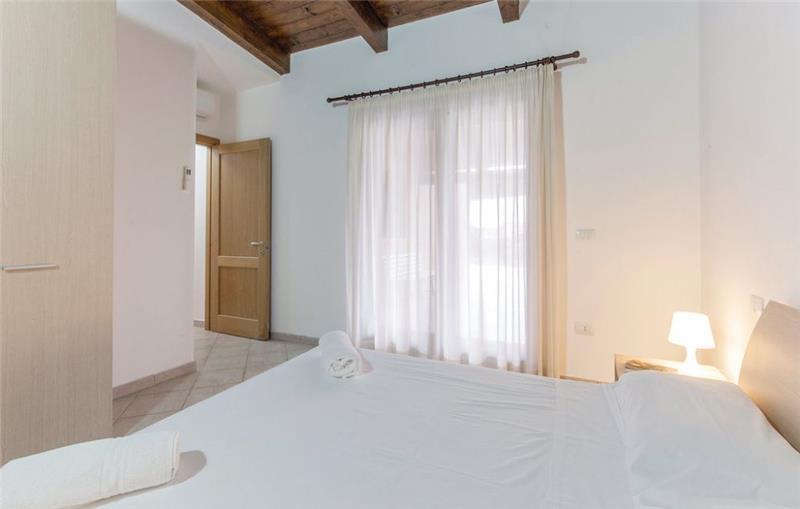 3 Bedroom Apartment with Pool in Costa Paradiso, sleeps 6-8