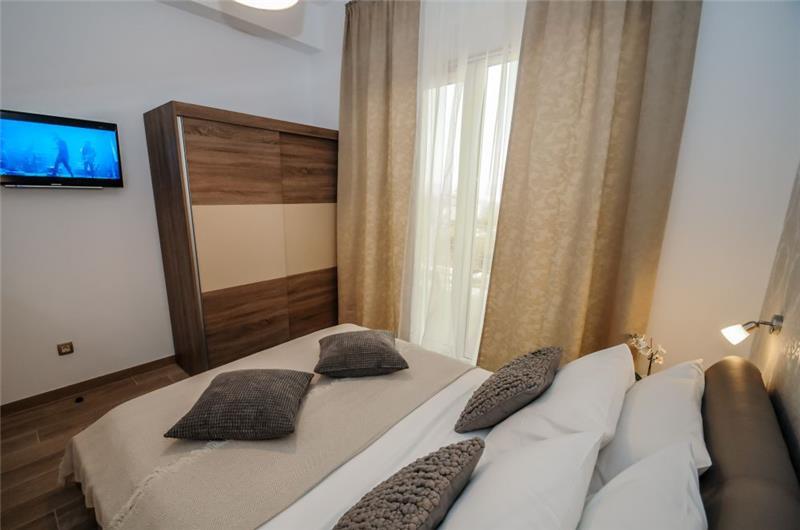 8 Bedroom Villa with 2 Pools and Sea Views near Opatija, sleeps 16