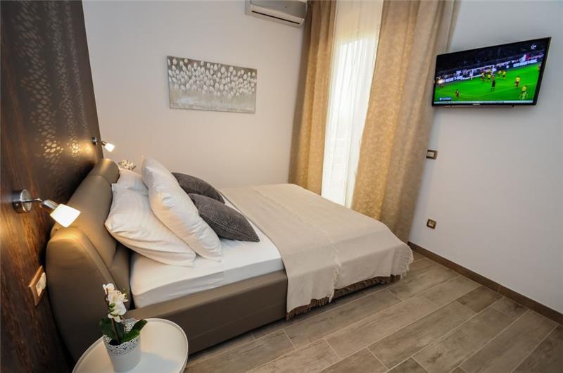 8 Bedroom Villa with 2 Pools and Sea Views near Opatija, sleeps 16