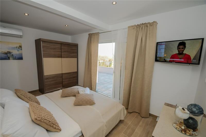 8 Bedroom Villa with 2 Pools and Sea Views near Opatija, sleeps 16