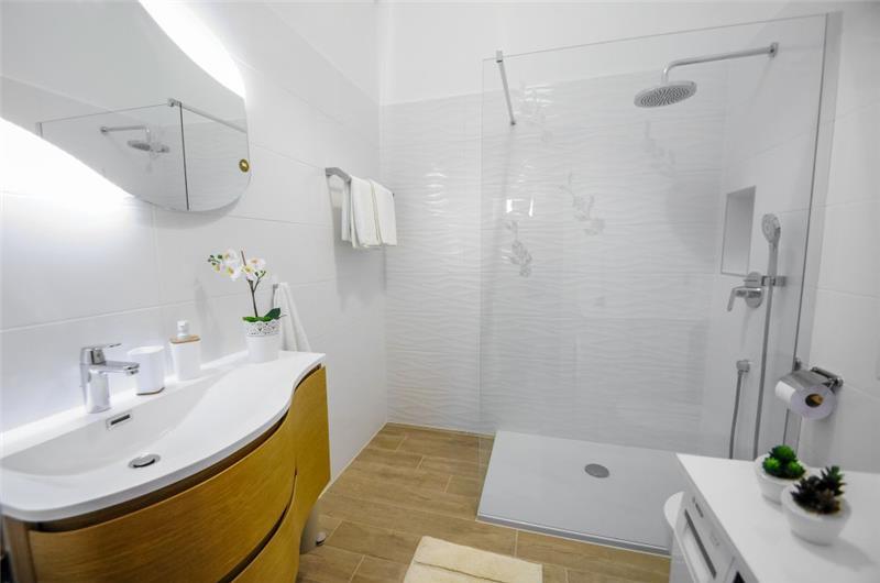 8 Bedroom Villa with 2 Pools and Sea Views near Opatija, sleeps 16