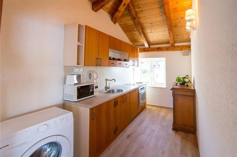 1 Bedroom Apartment with 2 Shared Pools, sleeps 2