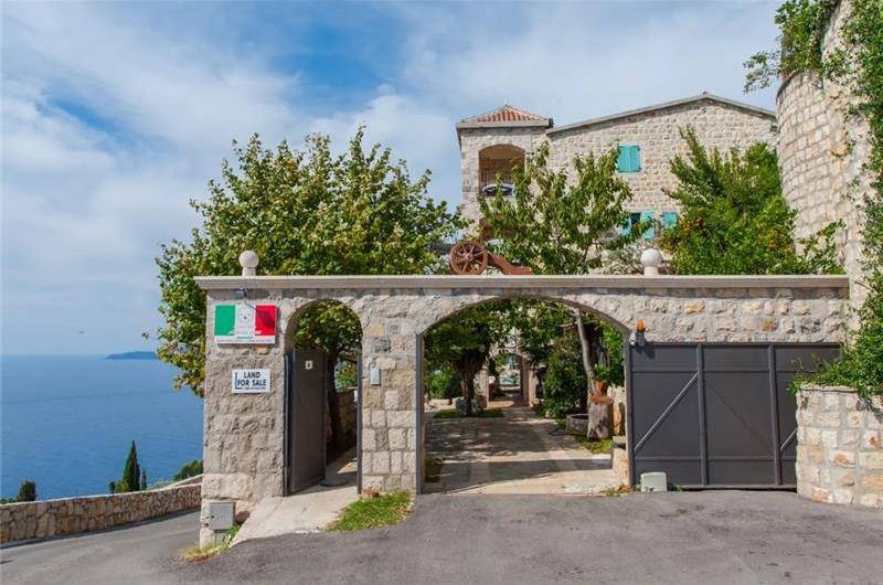 1 Bedroom Apartment with 2 Shared Pools, sleeps 2