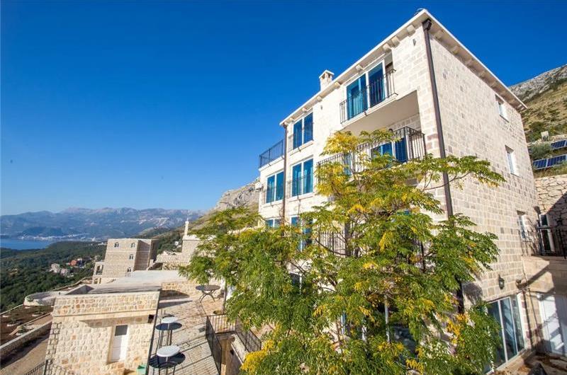 1 Bedroom Apartment with 2 Shared Pools, sleeps 2