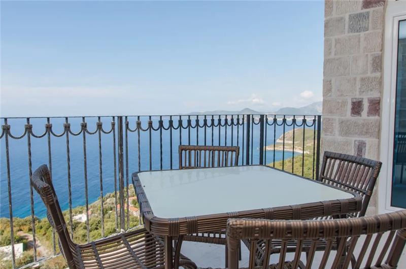 2 Bedroom Apartment with 2 Shared Pools, sleeps 4