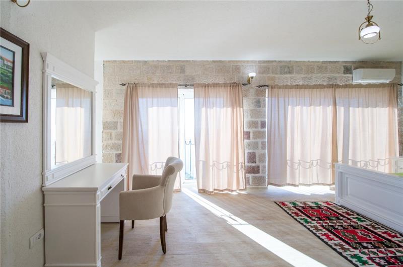 2 Bedroom Apartment with 2 Shared Pools, sleeps 4