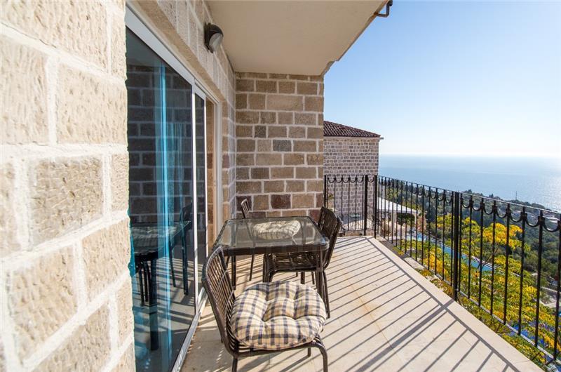 2 Bedroom Apartment with 2 Shared Pools, sleeps 4