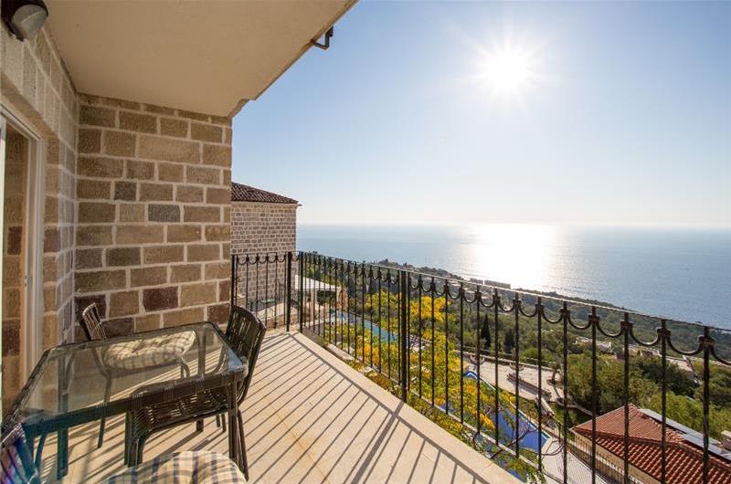 2 Bedroom Apartment with 2 Shared Pools, sleeps 4