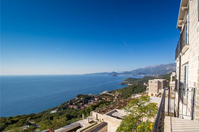 2 Bedroom Apartment with 2 Shared Pools, sleeps 4