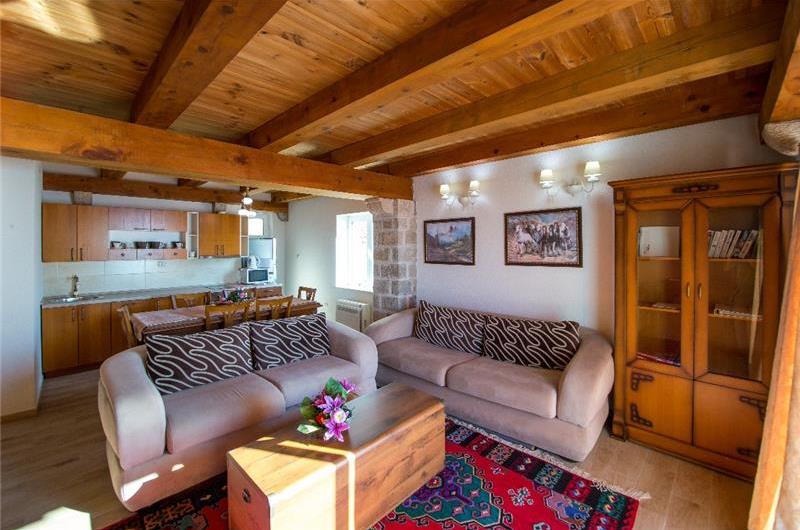 2 Bedroom Apartment with 2 Shared Pools, sleeps 4