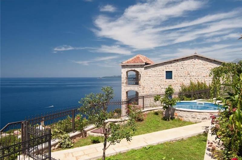 2 Bedroom Apartment with 2 Shared Pools, sleeps 4