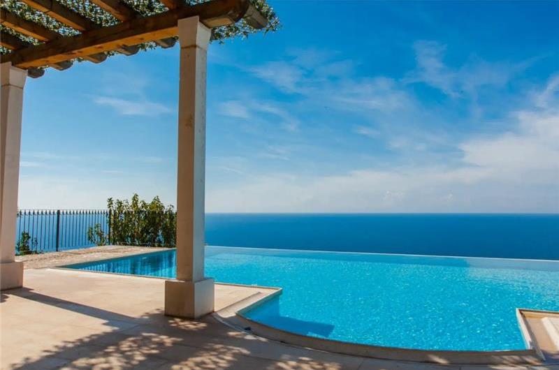 2 Bedroom Apartment with 2 Shared Pools, sleeps 4