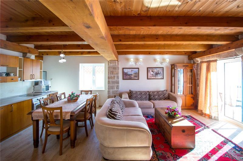 2 Bedroom Apartment with 2 Shared Pools, sleeps 4