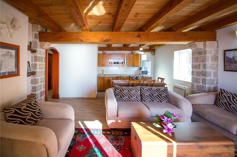 2 Bedroom Apartment with 2 Shared Pools, sleeps 4