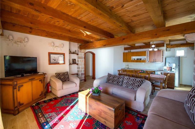 2 Bedroom Apartment with 2 Shared Pools, sleeps 4