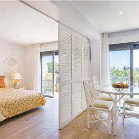 Studio Apartment with Shared Pool & Sea Views near Olhao, sleeps 2