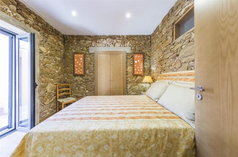 4 Bedroom Villa with Shared Pool & Sea Views near Olhao, sleeps 8