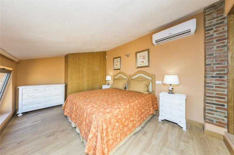 4 Bedroom Villa with Shared Pool & Sea Views near Olhao, sleeps 8