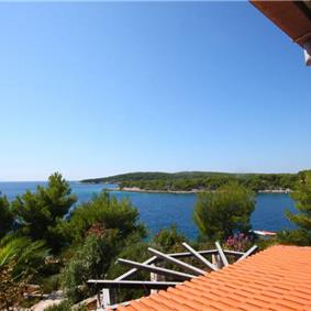 4 Bedroom Luxury Seafront Villa Retreat with Pool near Milna, Brac Island - Sleeps 8-14
