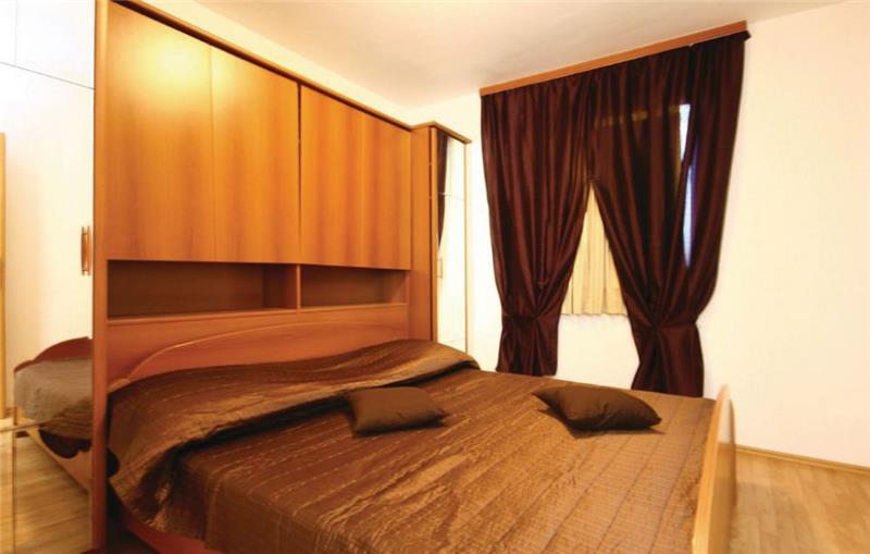 6 Bedroom Villa with Pool in Razanj near Rogoznica, sleeps 15