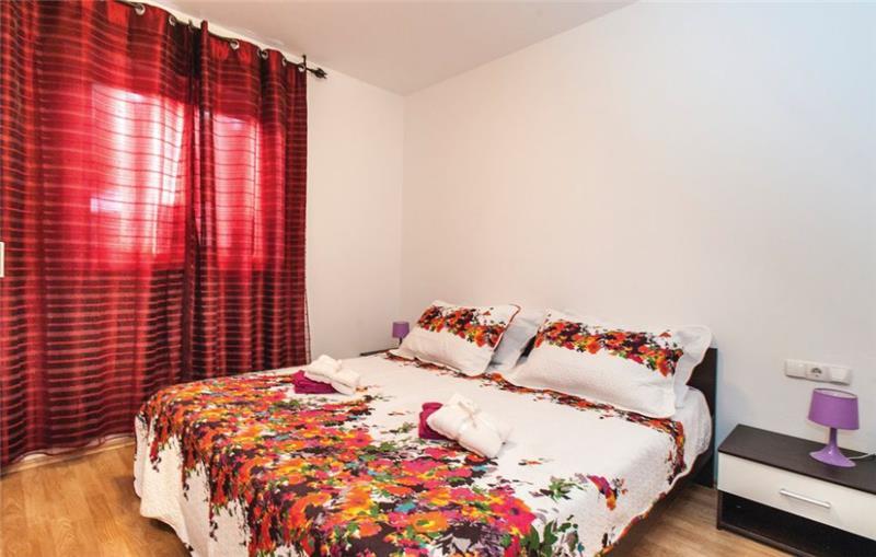 6 Bedroom Villa with Pool in Razanj near Rogoznica, sleeps 15