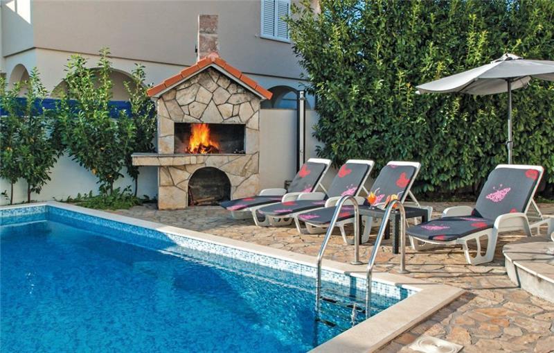 6 Bedroom Villa with Pool in Razanj near Rogoznica, sleeps 15