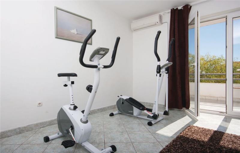 6 Bedroom Villa with Pool in Razanj near Rogoznica, sleeps 15