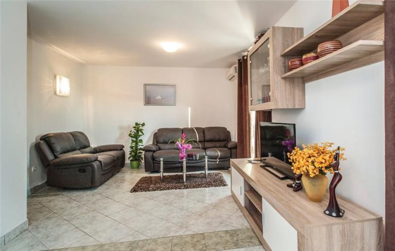 6 Bedroom Villa with Pool in Razanj near Rogoznica, sleeps 15