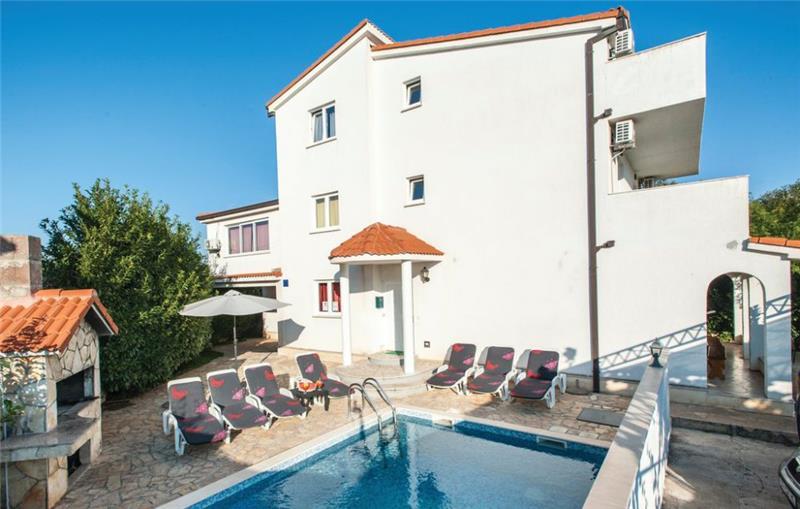 6 Bedroom Villa with Pool in Razanj near Rogoznica, sleeps 15