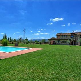 4 Bedroom Villa with Pool near Assisi in Umbria, Sleeps 9