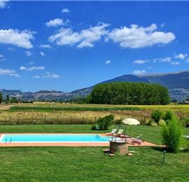 4 Bedroom Villa with Pool near Assisi in Umbria, Sleeps 9