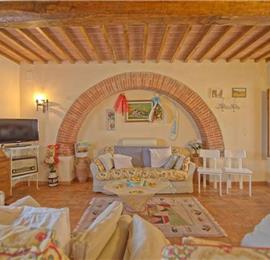 5 Bedroom Villa with Pool near Foiano della Chiana in Tuscany, Sleeps 10-12