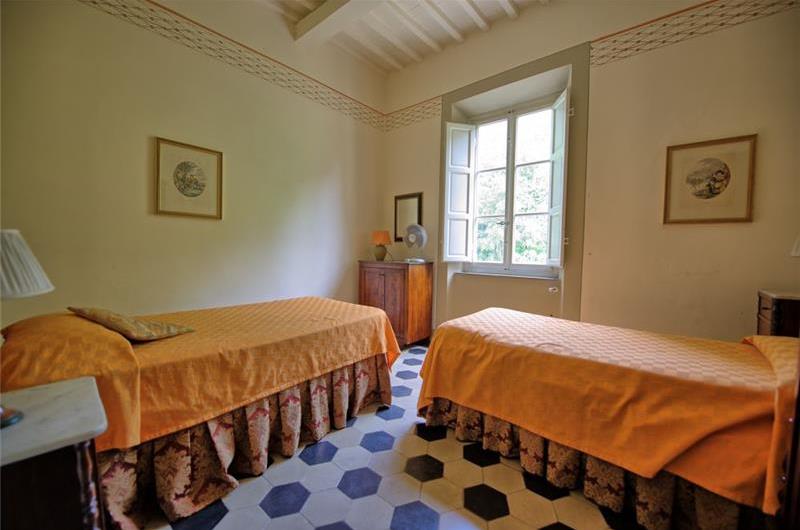 5 Bedroom Villa with Pool near Lucca in Tuscany, Sleeps 10 