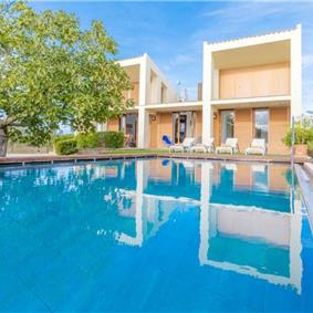 2 Bedroom Villa with Pool near Port D’Alcudia, Sleeps 4
