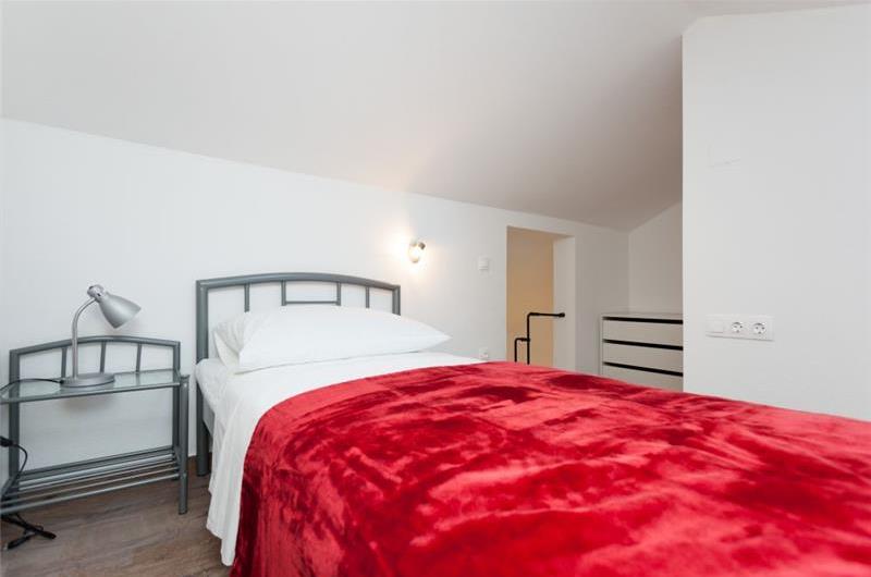 4 apartment Villa in Gruž near Dubrovnik Old Town, Sleeps 8-10