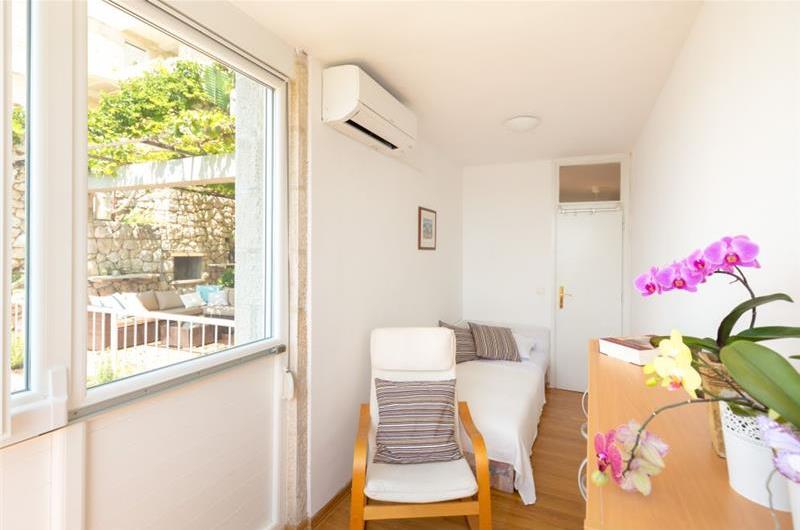 3 Bedroom Apartment with Terrace and Sea Views near Dubrovnik Old Town, Sleeps 5-7