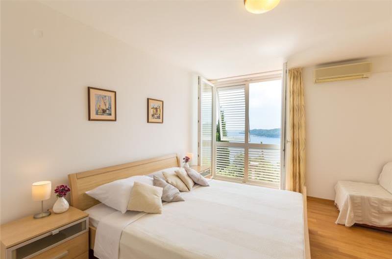 3 Bedroom Apartment with Terrace and Sea Views near Dubrovnik Old Town, Sleeps 5-7