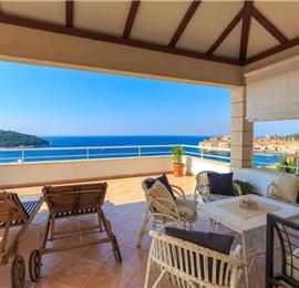 3 Bedroom Apartment with Terrace and Sea Views near Dubrovnik Old Town, Sleeps 6