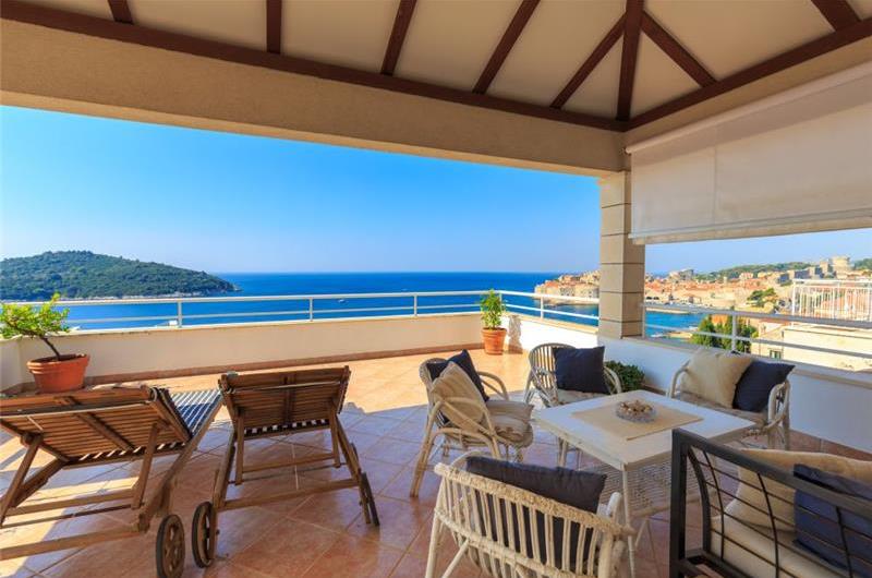 3 Bedroom Apartment with Terrace and Sea Views near Dubrovnik Old Town, Sleeps 6