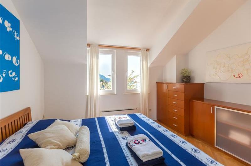 3 Bedroom Apartment with Terrace and Sea Views near Dubrovnik Old Town, Sleeps 6