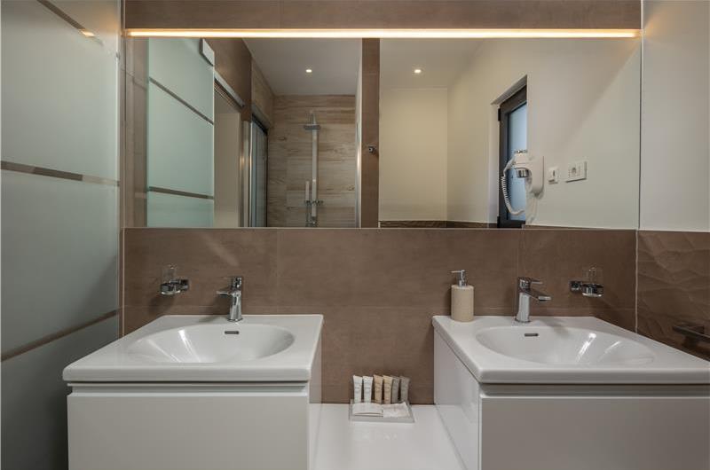 4 Bedroom Villa with Salt Water Pool, Private mini golf course and Rooftop Terrace near Opatija, Sleeps 8