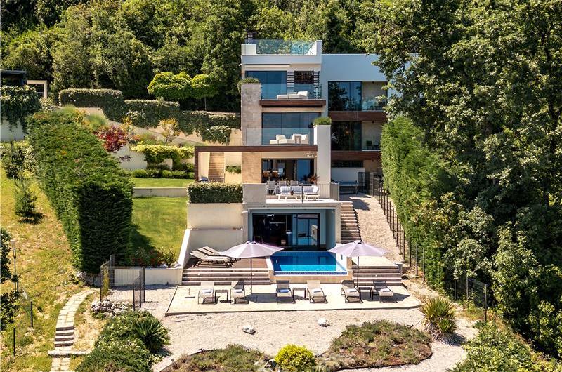 4 Bedroom Villa with Salt Water Pool, Private mini golf course and Rooftop Terrace near Opatija, Sleeps 8