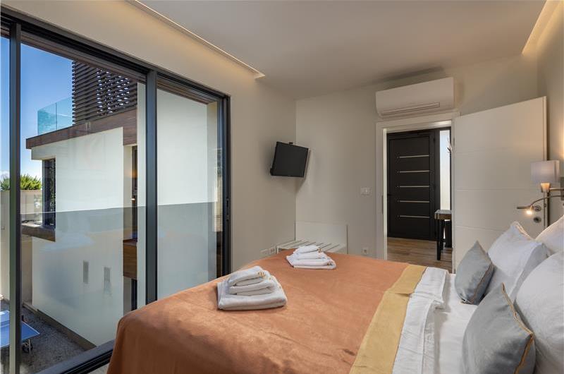 4 Bedroom Villa with Salt Water Pool, Private mini golf course and Rooftop Terrace near Opatija, Sleeps 8