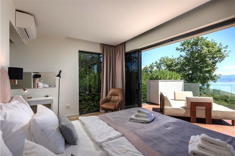 4 Bedroom Villa with Salt Water Pool, Private mini golf course and Rooftop Terrace near Opatija, Sleeps 8