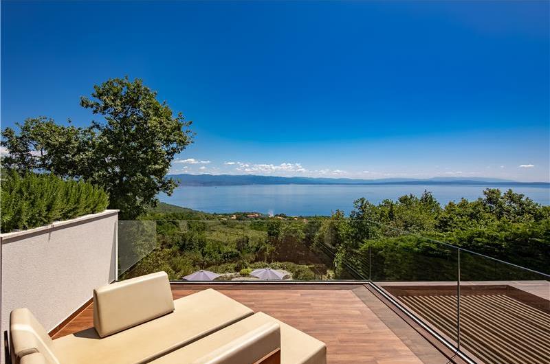 4 Bedroom Villa with Salt Water Pool, Private mini golf course and Rooftop Terrace near Opatija, Sleeps 8