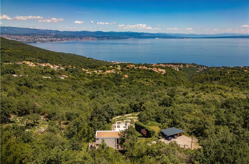 4 Bedroom Villa with Salt Water Pool, Private mini golf course and Rooftop Terrace near Opatija, Sleeps 8