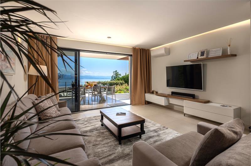 4 Bedroom Villa with Salt Water Pool, Private mini golf course and Rooftop Terrace near Opatija, Sleeps 8